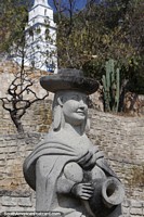 Mulher segura uma urna, escultura de pedra no morro de Santa Apolônia, em Cajamarca.