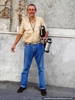 Homem em Montevidéo fora de um passeio com o seu frasco de ctem. Uruguai, América do Sul.