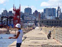 En el embarcadero en Montevideo que mira hacia atrás hacia las viejas y nuevas ciudades. ¡El embarcadero es varios kilómetros de largo! Uruguay, Sudamerica.