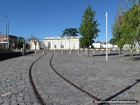 La vieja pista ferroviaria corre al puerto en Mercedes. Uruguay, Sudamerica.
