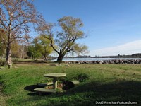 Parque cênico e pacïfico junto do rio - Ilha do Porto em Mercedes. Uruguai, América do Sul.