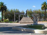 Fonte e monumento em Praça Lavalleja em cidade de Mercedes. Uruguai, América do Sul.