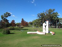 Grande parque com monumento em Mercedes. Uruguai, América do Sul.