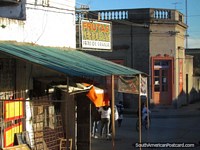 Loja e velhos edifïcios em arrabaldes de Dolores. Uruguai, América do Sul.