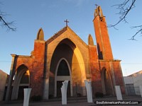 Verso maior do A fachada de tijolo vermelha de Templo Parroquial no sol de manh em Carmelo.