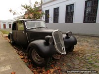 Carro velho com jardim que cresce fora do telhado em Colonia do Sacramento. Uruguai, América do Sul.