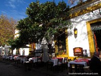 Um de muitos restaurantes bonitos na vizinhança histórica de Colonia do Sacramento. Uruguai, América do Sul.