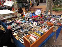 Chaves enferrujadas, moedas, contas, bits e partes de venda no mercado de antiguidade de sábado em Montevidéo. Uruguai, América do Sul.