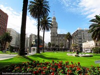 Versión más grande de Plaza Independencia y Palacio Salvo, jardines de flores rojos, Montevideo.