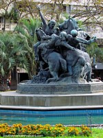 Escultura de El Entrevero y fuente en Plaza Fabini en Montevideo. Uruguay, Sudamerica.