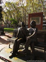 Albert Einstein e Carlos Vaz Ferreira sentam-se na Praça pública dos 33 em Montevidéo. Uruguai, América do Sul.