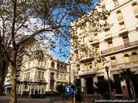 Edificios históricos alrededor de Plaza de Cagancha (1836), un parque agradable para sentarse en Montevideo. Uruguay, Sudamerica.