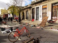 Uma bicicleta, uma porta de madeira, algo e tudo para venda em mercados de Montevideoss a Feira Tristan Narvaja. Uruguai, América do Sul.
