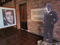 Recorte de la foto de la talla de la vida de Carlos Gardel en el museo en Tacuarembo. Uruguay, Sudamerica.