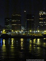 Durante la medianoche barco de Buquebus dejando Buenos Aires para Colonia. Uruguay, Sudamerica.
