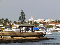 Visão apertada através do porto em Punta do Este com o farol (faraó) na distância. Uruguai, América do Sul.