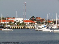 Versão maior do O lado calmo, o porto de Punta do Este, barcos na área de água e histórica.