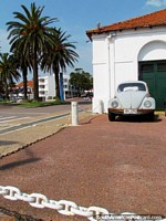Un viejo Volkswagen aparcado al lado de la marina, edificio en Punta del Este. Uruguay, Sudamerica.