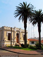La comisaría y la información turística se localizan en este edificio histórico en el Punta del Este. Uruguay, Sudamerica.