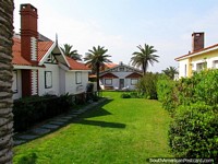 Versão maior do Algumas casas bonitas com gramados ervosos verdes em Punta do Este.