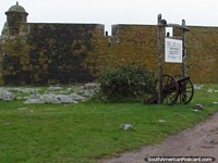 3 cânone pode ver-se nesta foto do forte San Miguel em Chuy. Uruguai, América do Sul.