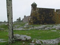 Versión más grande de Jardín de rocas enorme fuera de las paredes de San Miguel Fuerte en Chuy.