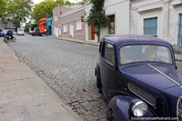 Um de várias carros velhos vê andando em volta das ruas de Colonia do Sacramento. Uruguai, América do Sul.