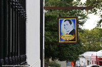 Versión más grande de Una imagen de la famosa bailarina de tango Carlos Gardel a lo largo de la calle en la Colonia del Sacramento.