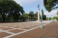 Praça Artigas na Fray Bentos, menos sombreado do que outras praças públicas, um lugar de dar um pontapé em uma bola em volta. Uruguai, América do Sul.