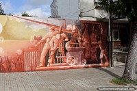 Mural que representa o trabalho duro nos portos com 2 porcos, amoladores e guindaste, Fray Bentos. Uruguai, América do Sul.
