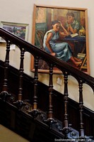 Bela pintura de uma mulher e um rapaz e a escadaria no museu de belas artes em Salto. Uruguai, América do Sul.