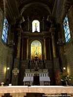 O altar e interior da catedral em Paysandu com janelas de vidro manchadas e colunas. Uruguai, América do Sul.