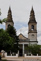A paróquia de San Ramon, a velha igreja abaixo perto do porto em Paysandu, não usado. Uruguai, América do Sul.