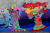 Par de figuras coloridos, um trabalho muito abstrato de arte de rua em Paysandu. Uruguai, América do Sul.