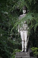 Monumento a um soldado, o cemitério velho em Paysandu é bastante interessante. Uruguai, América do Sul.