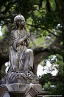 Figura feminina feita de pedra, monumento no cemitério velho, museu em Paysandu. Uruguai, América do Sul.