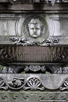 Tumba de piedra, monumento de un niño que murió a finales de 1800, antiguo cementerio, Paysandu. Uruguay, Sudamerica.