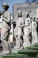 4 de las 8 figuras de estatua blanca en la plaza de Carmelo, bonitas obras de arte. Uruguay, Sudamerica.