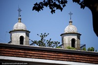 Os balcões, torres de vigia e cúpulas da igreja na Colônia, examinam da distância. Uruguai, América do Sul.