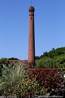 A alta pilha de chaminé de tijolo perto de Carmen Bastion na Colônia, uma vez foi uma fábrica de sabão e cola (1880). Uruguai, América do Sul.