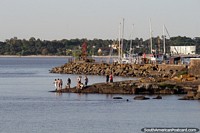Pessoas que pescam das rochas perto do porto em Colonia do Sacramento. Uruguai, América do Sul.