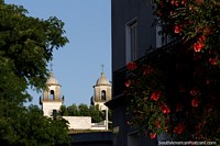 Las torres de la iglesia se destacan sobre los edificios circundantes en Colonia. Uruguay, Sudamerica.