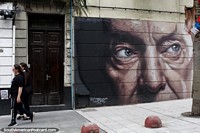 Equipa a cara com sobrancelhas pointy, um grande mural de rua em Montevidéo central. Uruguai, América do Sul.