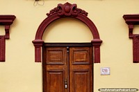 Fachada decorativa e arcada com uma porta de madeira, uma entrada bonita em Montevidéo. Uruguai, América do Sul.