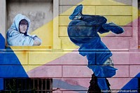 Niño en una ventana y una niña flotando boca abajo, gran arte callejero en Montevideo. Uruguay, Sudamerica.