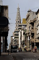 Templo de San Francisco de Asís en Montevideo con un gran campanario puntiagudo. Uruguai, América do Sul.