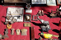 Bits antigos e partes, encontre itens únicos no mercado de a Feira Tristan Narvaja em Montevidéo. Uruguai, América do Sul.