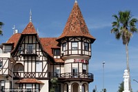 Versão maior do Hotel Colon (1910) em Piriapolis com uma combinação de estilos de Renascença medievais e franceses.