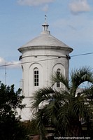 Versão maior do Edifïcio cupulado branco redondo com janelas arcadas em cima de Colina San Antonio em Piriapolis.