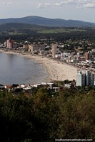 Piriápolis, vista desde Cerro San Antonio, desde las colinas hasta el mar, la ciudad y el horizonte. Uruguay, Sudamerica.